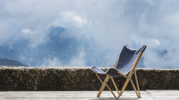 Kampierstuhl Esche Stoff Blau Auf Bergterrasse Wolken