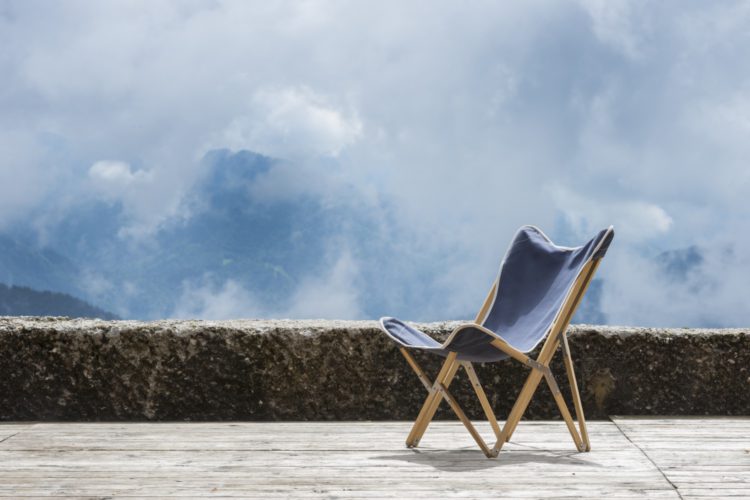 Kampierstuhl Esche Stoff Blau Auf Bergterrasse Wolken