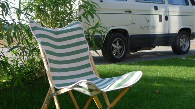 Kampierstuhl Mit Gestell Aus Esche Und Grün/weißer Sitzfläche