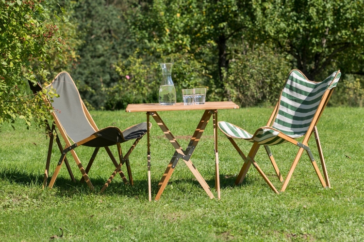 Kampiertisch In Hoher Position Mit Kampierstuhl