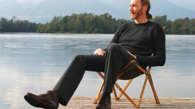 Modell Mit Strickpullover Und Kampierstuhl Am Happingersee