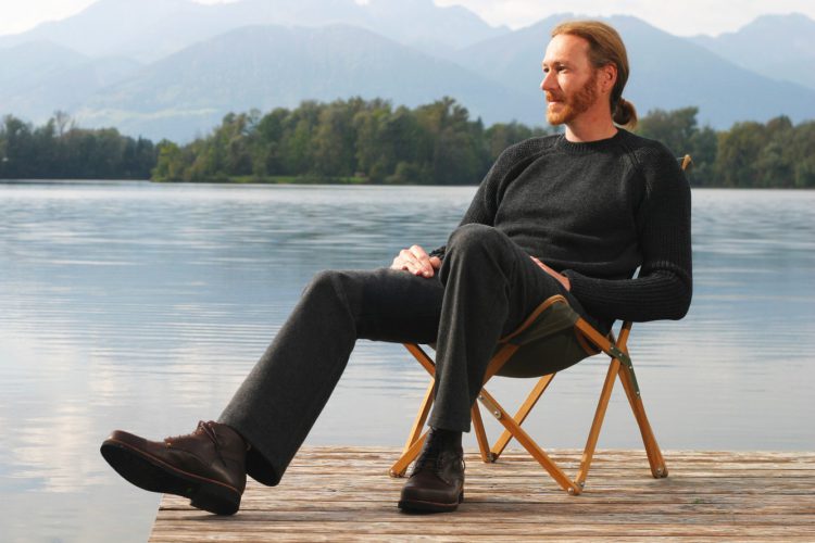 Modell Mit Strickpullover Und Kampierstuhl Am Happingersee