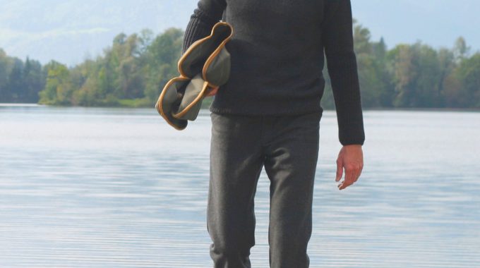 Modell Mit Strickpullover Und Zusammengefaltetem Kampierstuhl Am See