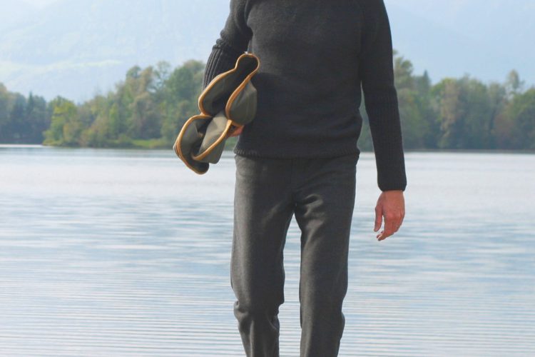 Modell Mit Strickpullover Und Zusammengefaltetem Kampierstuhl Am See