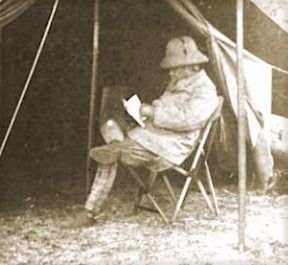 Theodore Roosevelt im Tripolina beim Lesen